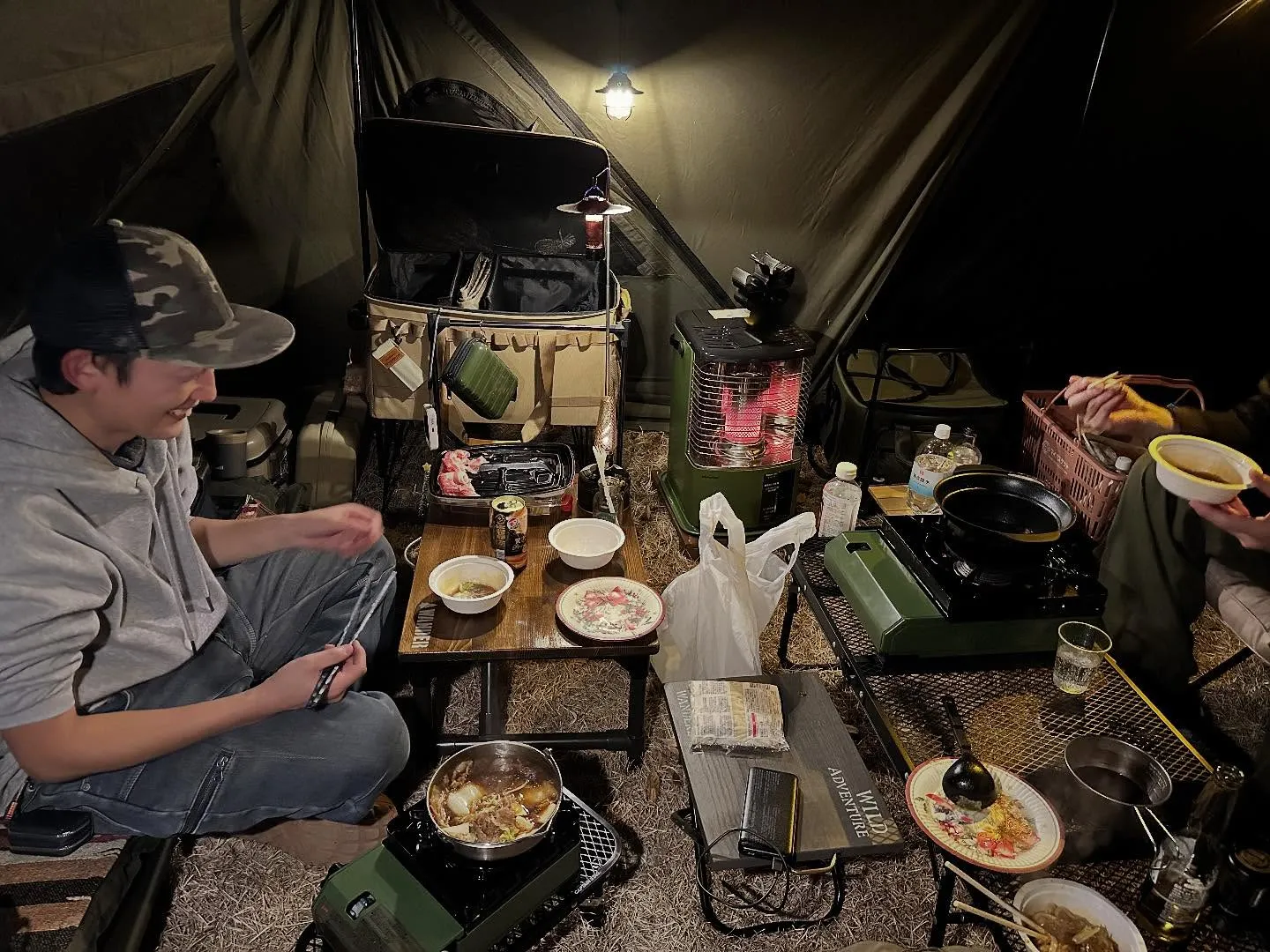 焚き火も良いですが、冬は寒くなったらお籠もりキャンプ。