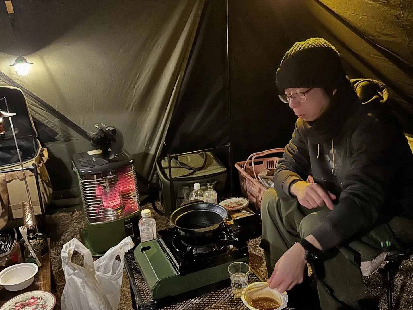 焚き火も良いですが、冬は寒くなったらお籠もりキャンプ。