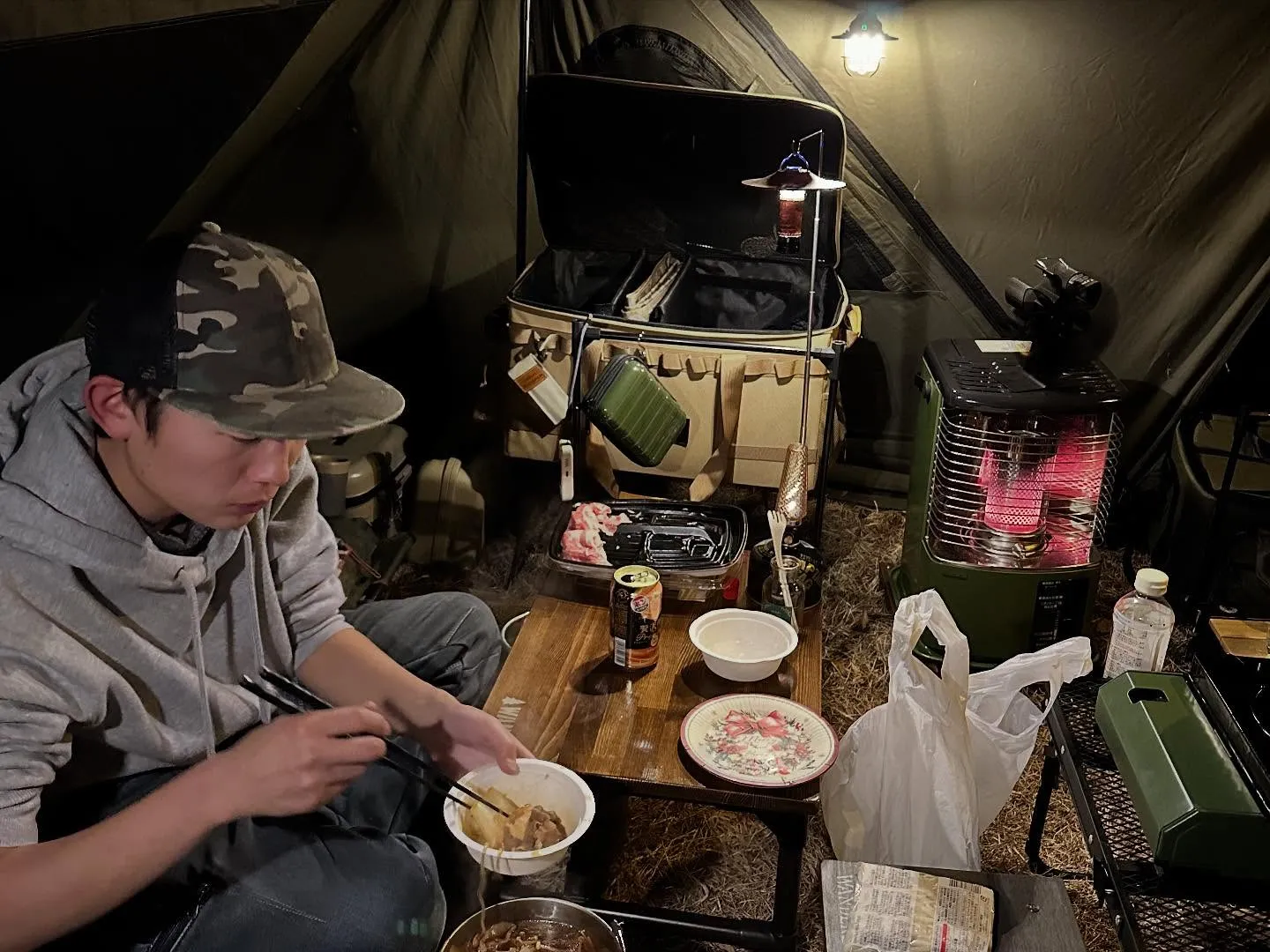 焚き火も良いですが、冬は寒くなったらお籠もりキャンプ。